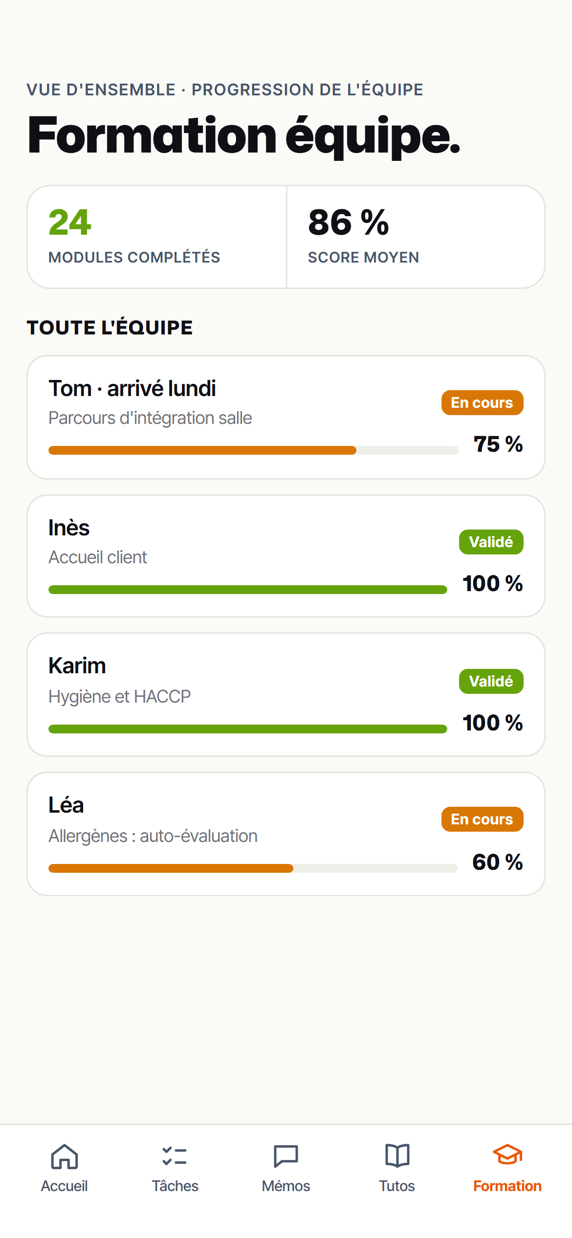 Bibliothèque de tutoriels sur tablette et progression de la formation de l'équipe sur téléphone