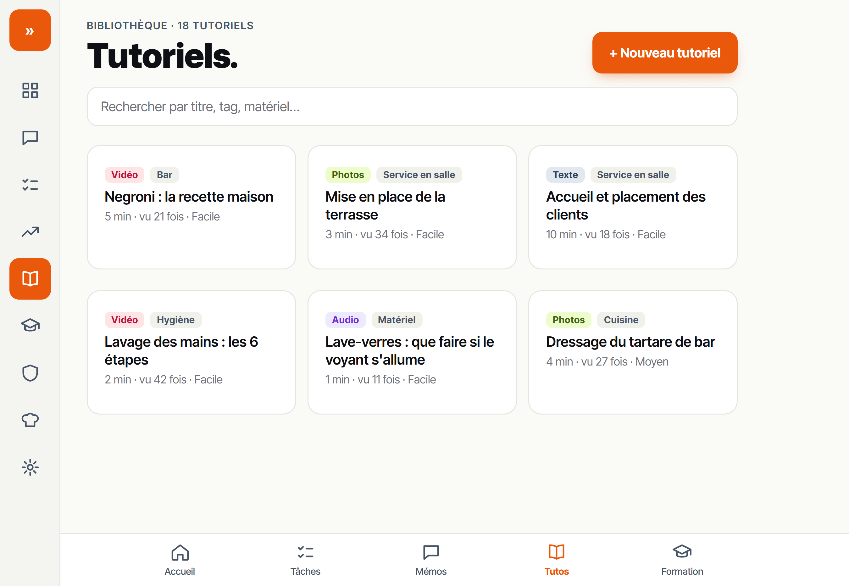 Bibliothèque de tutoriels sur tablette et progression de la formation de l'équipe sur téléphone